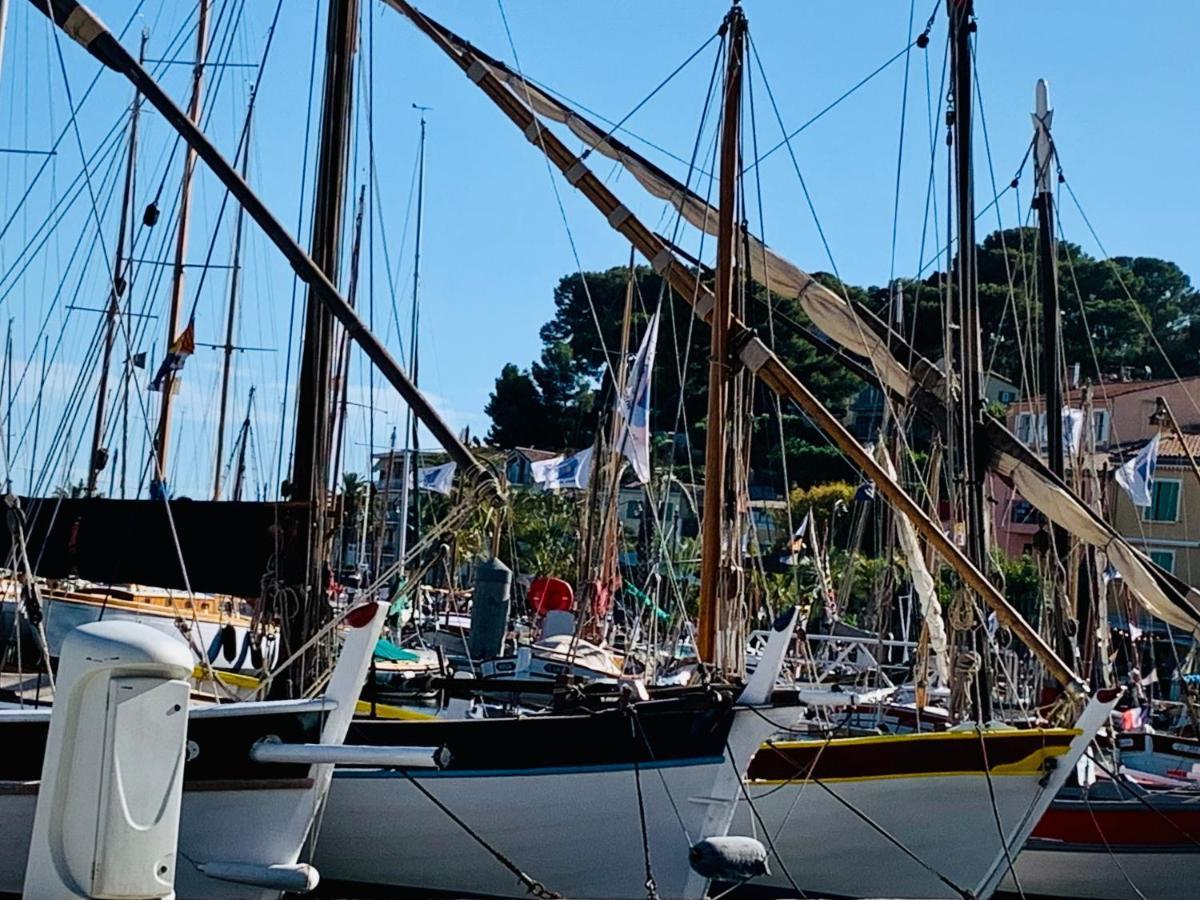 Les Toits De Sanary Et La Mer Exterior photo